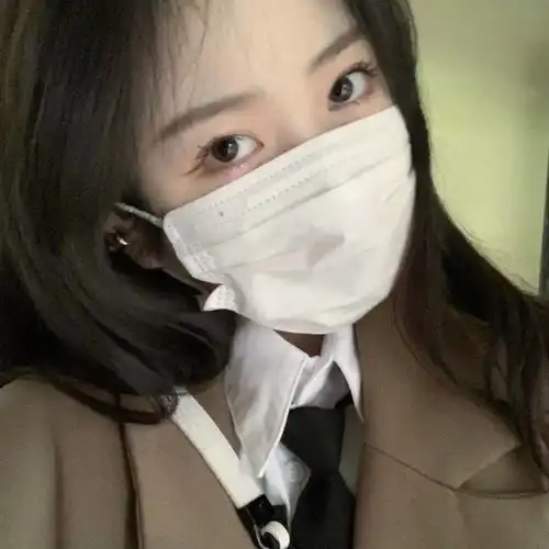 欧美头像女背着包口罩