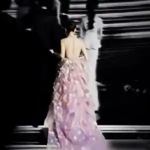 一眼万年刘诗诗晒背影照秀行程,尽显少女质感,仪态绝美