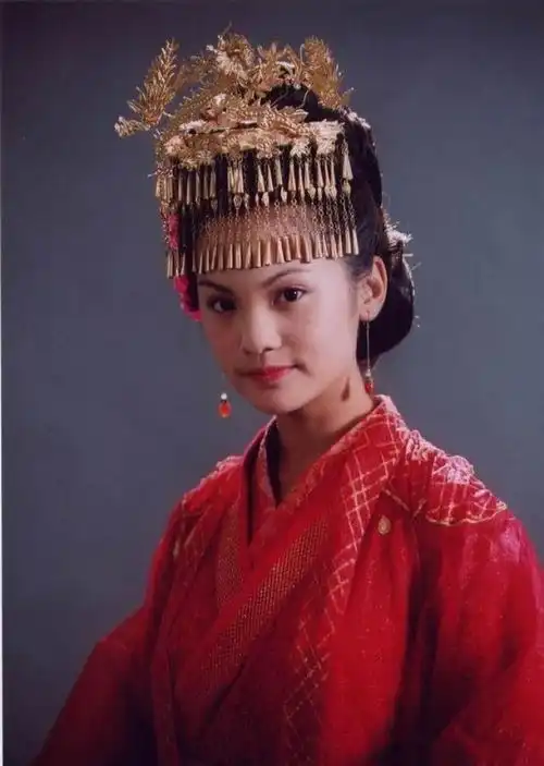 演艺圈中的最美红妆,黄圣依张嘉倪谁让你喜欢