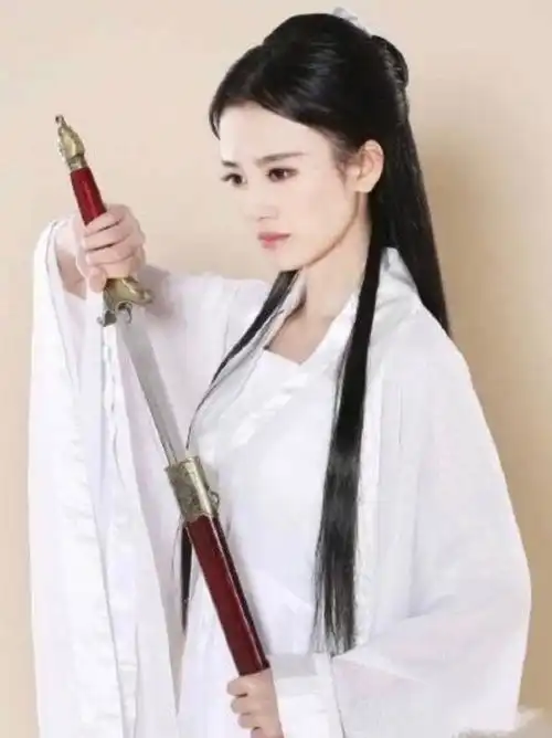 鞠婧祎小龙女造型被疯传,看她撩起刘海样子后我脱粉了