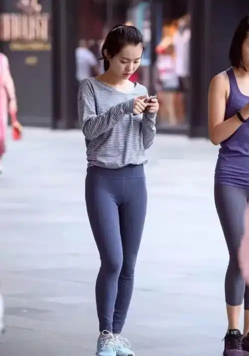 街拍美女穿着紧身裤,性感身材尽情展现