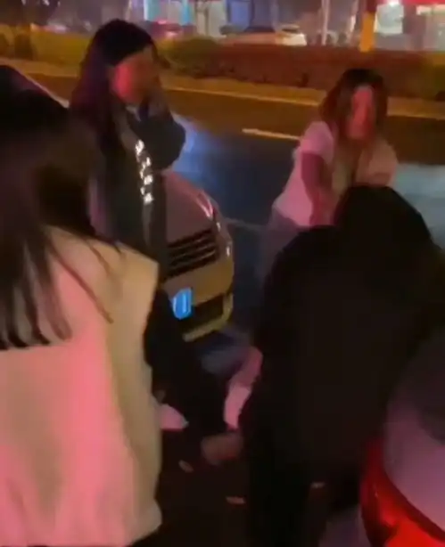 平江一花臂少女带领多名社会少女在街头围殴一女孩,气焰极其嚣张