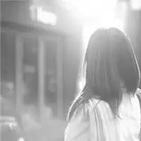 黑白色头像女生背影黑白