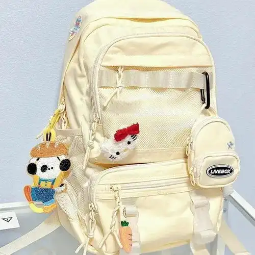 书包不仅是上学的必需品,更承载着无数童年和青春记忆的时光胶囊