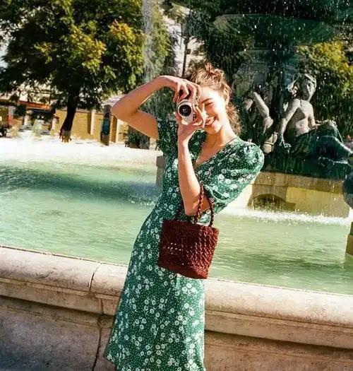 老爹鞋不受宠了今年早春奶奶鞋占据半个时尚圈,舒适百搭不累脚