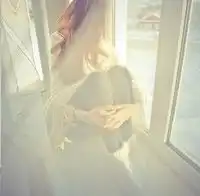 求一张图片,背景是蓝色的,一个女孩坐在窗户边,看起来很孤独的,是个头像