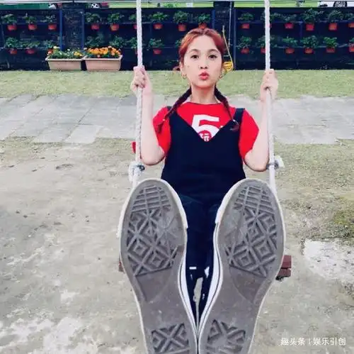 老公视角下的杨丞琳,扎俩麻花辫少女感爆棚,开心得像个孩子