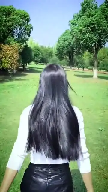 长发齐腰的气质美女,背影让人心动不已