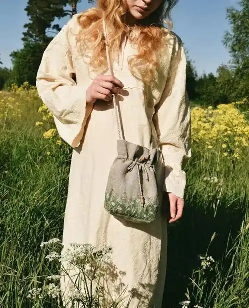 97年小仙女隐居森林,刺绣做甜品,治愈无数网友太羡慕了