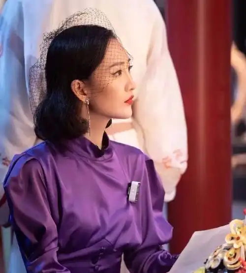 王鸥这是去浪姐2当评委的吗当演员的她去点评职业歌手