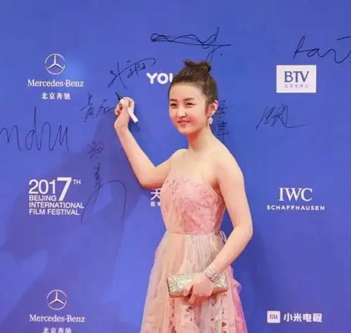 张子枫这个缺陷真该藏起来,肩上一块大肉包太明显