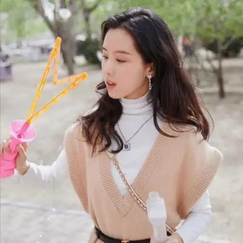 女明星的快乐有多简单一个冰棒就让小仙女喜笑颜开