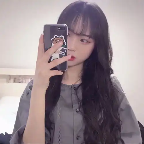 女朋友拿手机的姿势就能看出她的性格哟趁她不注意测一测吧
