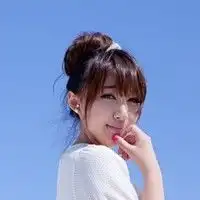我想找一个qq头像,女生,背景是蓝天,女生穿衣个白色衣服,衣服上有一个墨镜