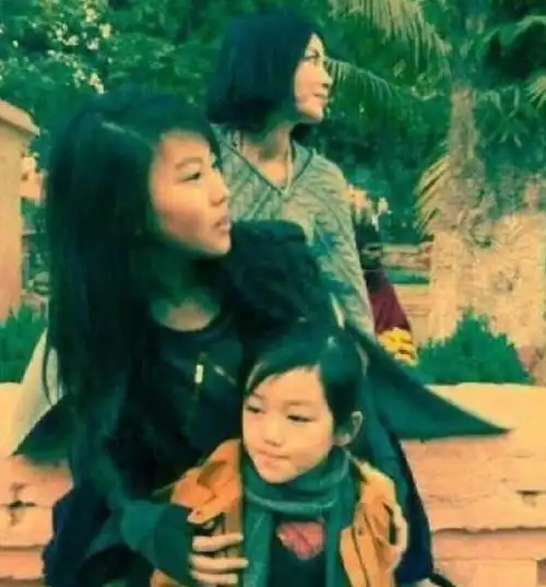 李嫣晒嗨皮波斯带为姐姐庆生,窦靖童实力展示什么叫同母异父