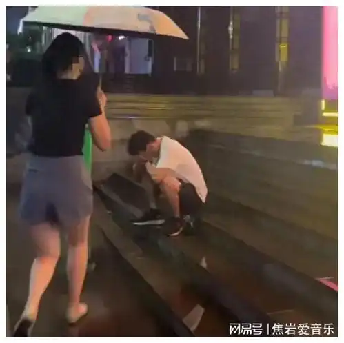 男子雨中哭求女友别分手,最终赢得原谅是痴情不是舔