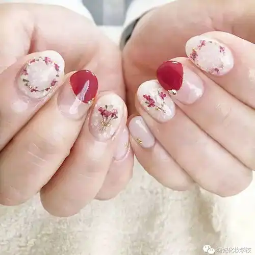 手白女生的福利清新的干花美甲