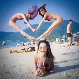 女星度假大解放网友胸部炸出来了