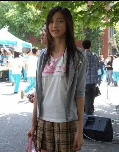 好像在网上看见过这个人却怎么也想不起了有没有人知道这是谁