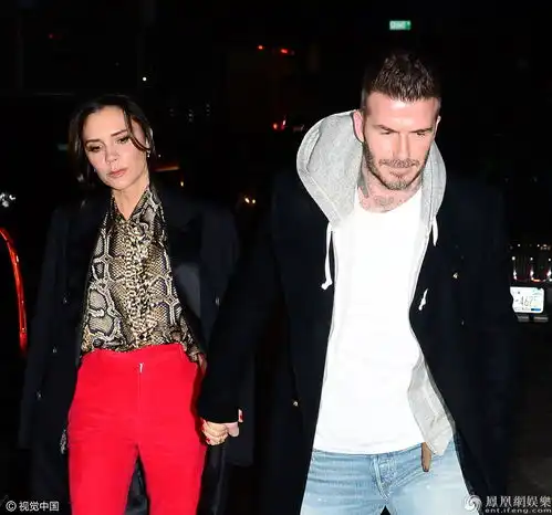 贝嫂穿蛇纹装披外套变霸道女总攻小贝一身休闲风化身忠犬老公