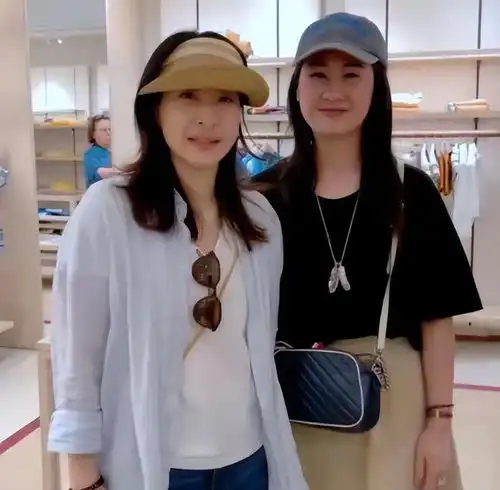 两大女神同框比美郭晶晶穿金戴银显拘谨,巩俐染蓝发霸气侧漏