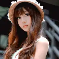 戴帽子的可爱女生qq头像