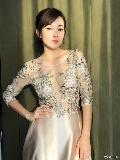 女人健身就是不会老,45岁牛莉大秀马甲线,这还是郭冬临媳妇吗