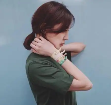 纯欲风女生侧脸头像香肩