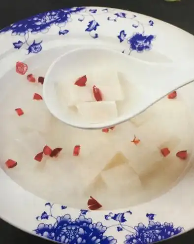 冰糖汁杏仁豆腐甜润清爽夏季食用具有解腻