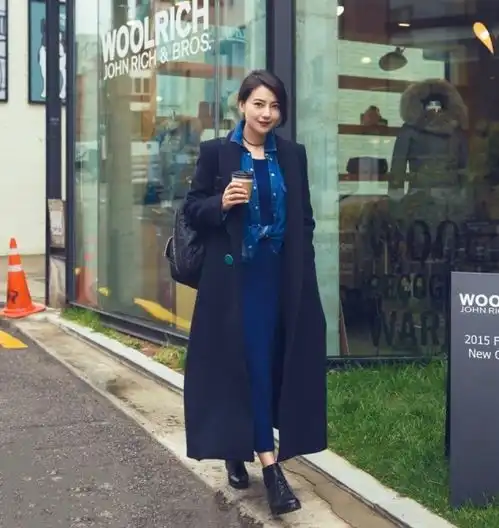 高圆圆初秋温柔穿搭真吸引人,针织衫配背带裤好减龄,长款大衣优雅