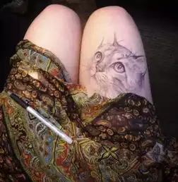 美女在大腿上作画,太出色了,太美了