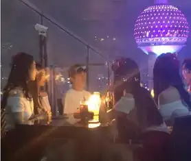 王思聪穿拖鞋带数名网红美女蹦迪吃饭,低声告诉路人不要跟拍