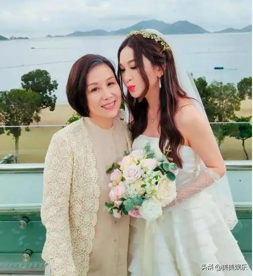 55岁温碧霞庆生似少女,34岁嫁豪门,儿子是领养的