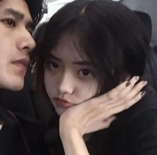 情侣头像丨把你放在心里也要抱在怀里