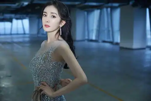 杨幂不凹少女感更美穿闪钻连衣裙性感霸气,成熟精致又有女人味