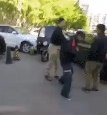 太欺负人了快递小哥蹭车被疯狂掌掴