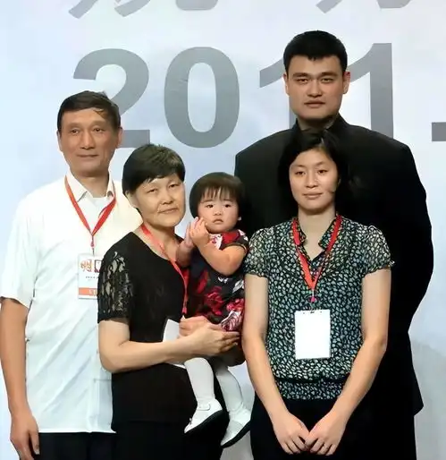 对比小巨人张子宇,姚明的女儿真可惜她不打篮球,也不是中国人