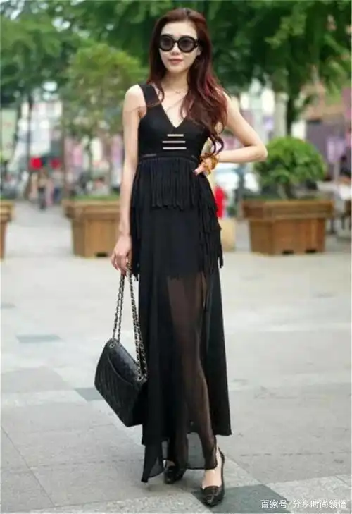 聪明的女人选择高跟鞋配红色蕾丝长裙,宛若天仙的气质非常美