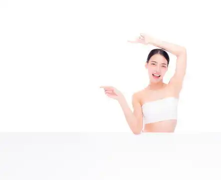 图源免费下载高清大图美丽的年轻亚洲女子指向上方留白空间并对着相机微笑,开心的漂亮女孩表现得像一个满意的产品,用于白色背景上的孤立广告人像东方女性模特肖像高清图片