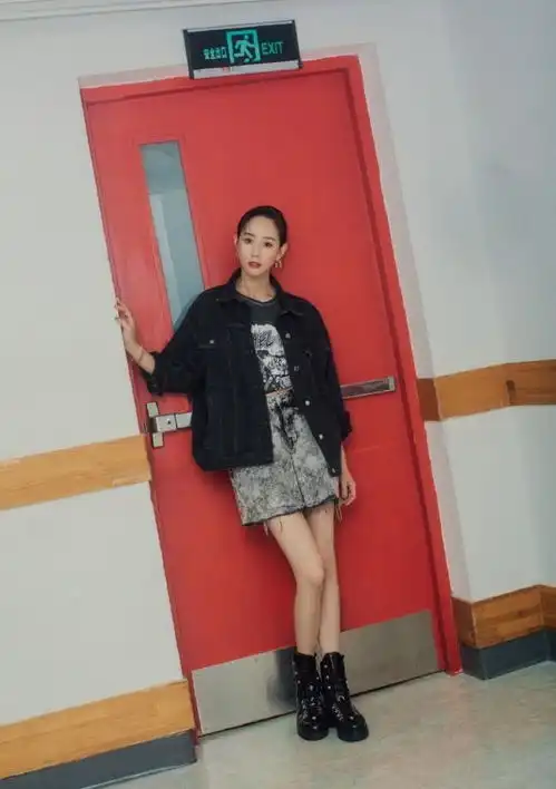 张钧甯不愧是运动女神,穿碎花裙配皮衣,同框刘昊然更像妹妹