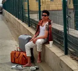 陆毅半裸上身纹身终于曝光,女儿的表情亮了图