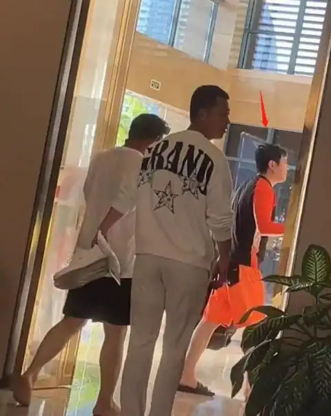 沈腾三亚冲浪被偶遇穿着冲浪紧身衣身形单薄