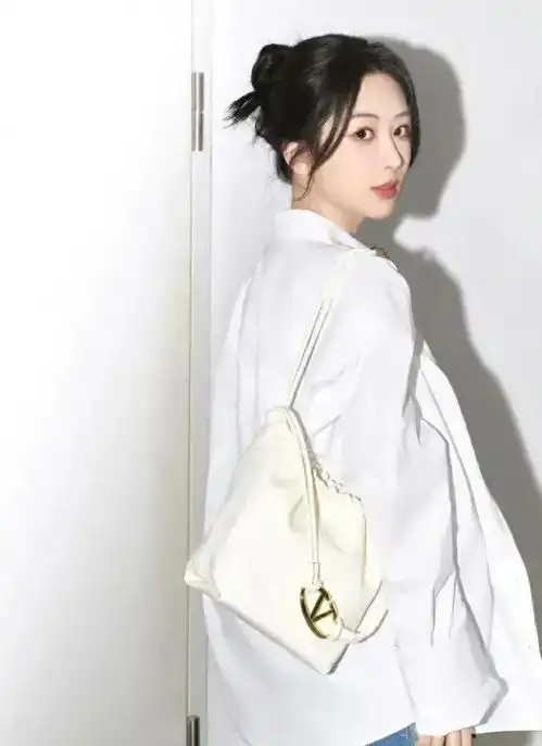 杨紫白衬衫破洞裤,美出圈简约中不失优雅妥妥的最佳女友
