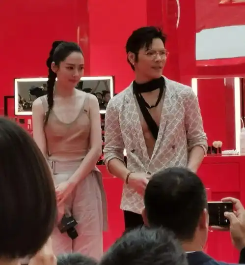 恭喜港媒曝郭碧婷顺利诞下一女孩,向太开心送上豪宅