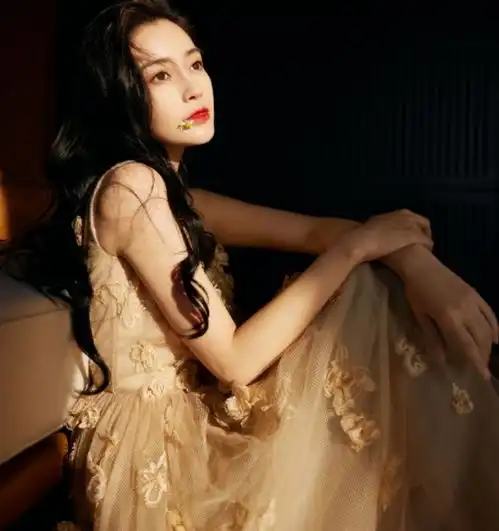 又瘦了31岁杨颖亮相活动,生图颜值依旧能打,但却瘦到惹人心疼