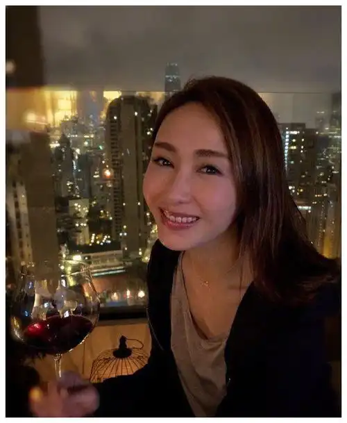 黎姿带女儿打高尔夫,高马尾棒球帽打扮少女,温柔有耐心超迷人