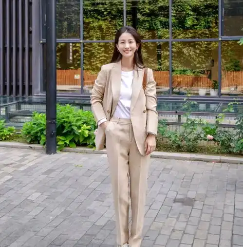 日常穿搭怎么穿才好看呢会搭配是关键,穿基础款也可以美成焦点