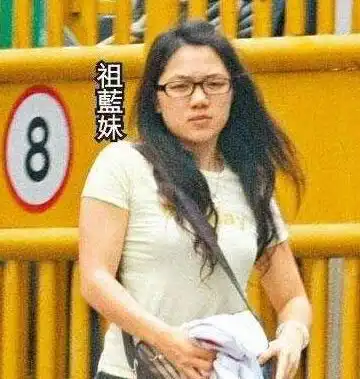 王祖蓝女儿吃巧克力弄脏嘴巴,面对父亲责问她露出害怕表情很可爱