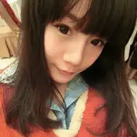长发齐刘海棕发大眼女生头像