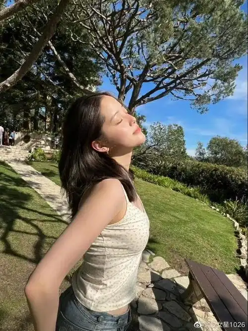 欧阳娜娜小吊带